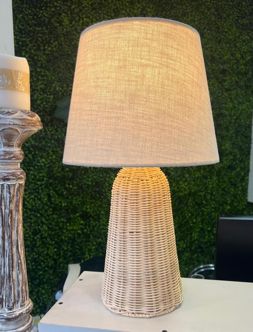 Velador De Rattan Con Pantalla De Lienzo